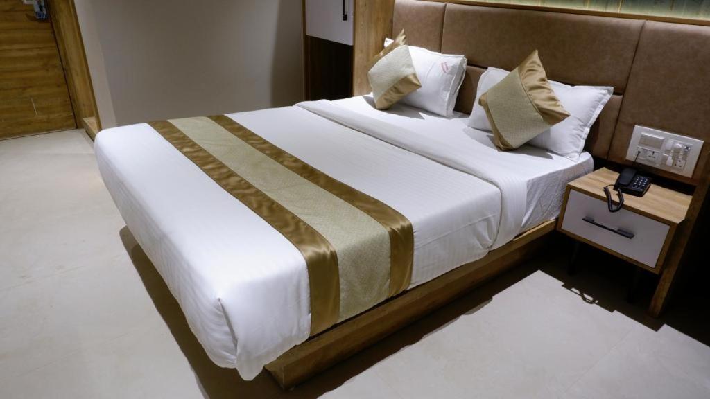 מומביי Hotel Amber Paramount מראה חיצוני תמונה